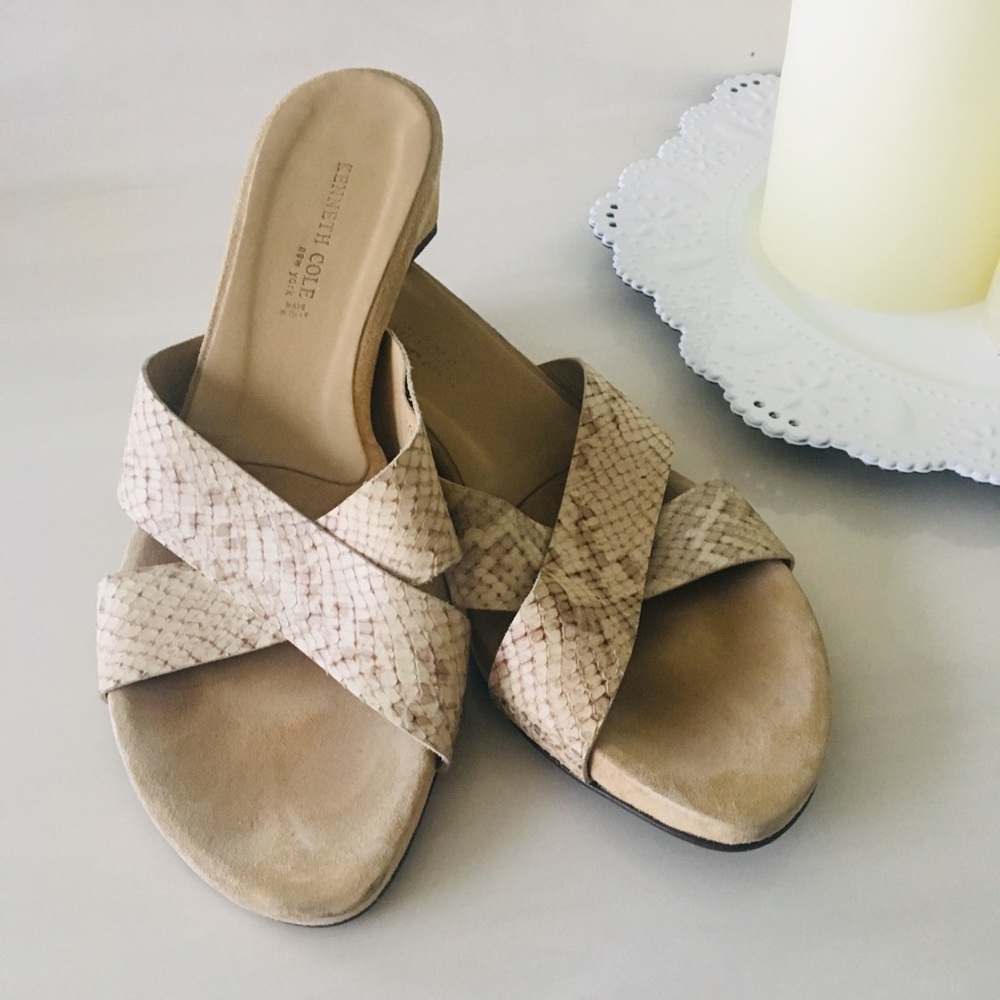 Kenneth Cole snake skin beige slip on sandals 👡